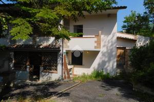 PORZIONE DI BIFAMILIARE A SCHEGGIA E PASCELUPO