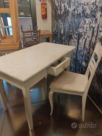 Scrittoio vintage con sedia