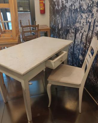 Scrittoio vintage con sedia