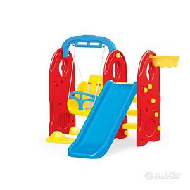 Parco giochi da esterno con scivolo e altalena