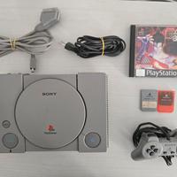 PlayStation 1 console con gioco

+ 2 memory card