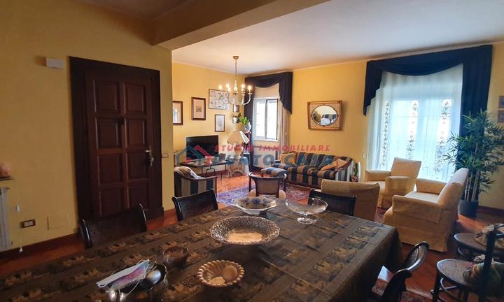 VILLA ROSINA - Appartamento al 1° p. c/a, mq 145ca