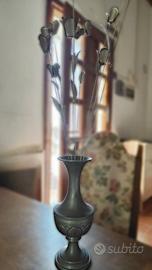 Vaso vintage in peltro con fiori in metallo