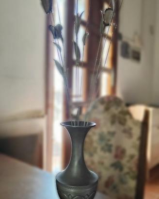 Vaso vintage in peltro con fiori in metallo
