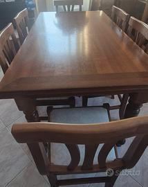 Tavolo con 6 sedie in legno.