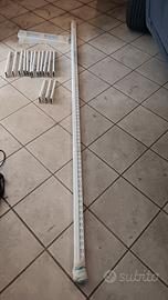 Scaffale componibile con staffe e barre metallo