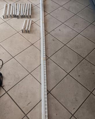 Scaffale componibile con staffe e barre metallo