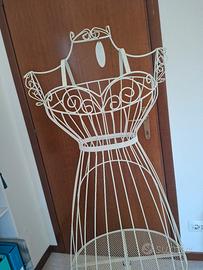 manichino shabby in ferro bianco