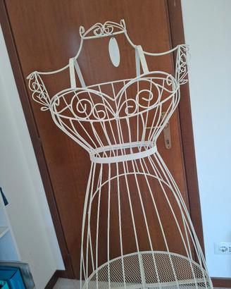 manichino shabby in ferro bianco