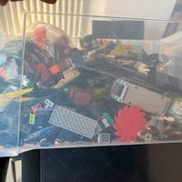 Scatola enorme di mini lego con istruzioni