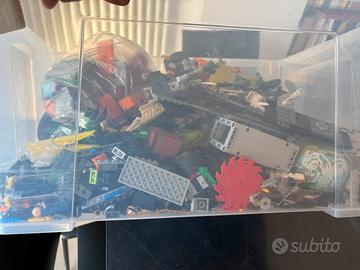 Scatola enorme di mini lego con istruzioni