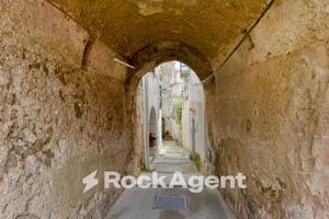 FONDO RUSTICO CON ANNESSI DUE LOCALI ATTIGUI