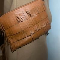 Borsa a tracolla con frange color cammello