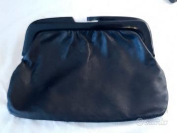 Pochette da donna nero con interno blu