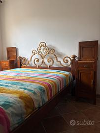 Letto matrimoniale in legno con testata in ottone