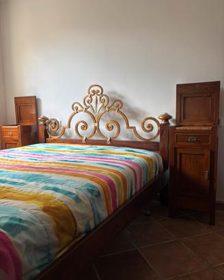 Letto matrimoniale in legno con testata in ottone