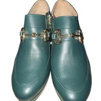 Scarpe verdi con inserti dorati