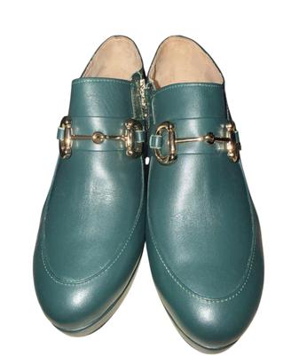 Scarpe verdi con inserti dorati