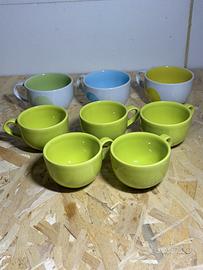 Lotto di 8 tazze in ceramica assortite e colorate.