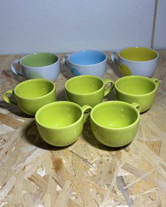 Lotto di 8 tazze in ceramica assortite e colorate.