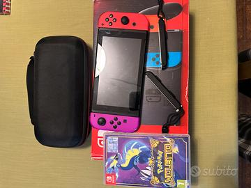 Nintendo switch con pokemon violetto e custodia