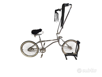 Varie biciclette usate di tutti i tipi
