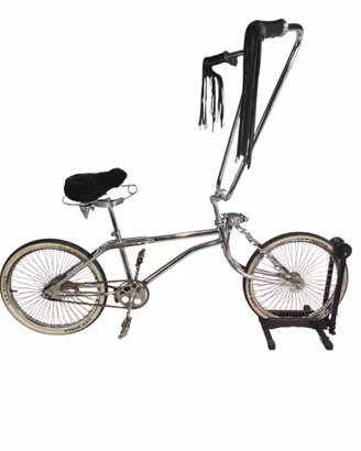 Varie biciclette usate di tutti i tipi