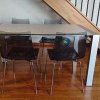 tavolo allungabile con sedie di design