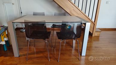 tavolo allungabile con sedie di design