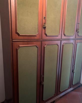 Armadio classico in legno color noce