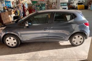 Auto Clio grigio/nera