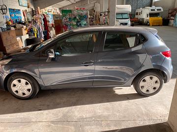 Auto Clio grigio/nera