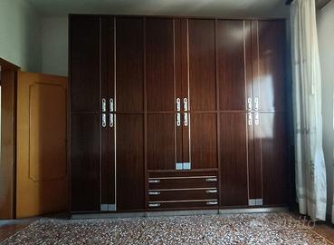 Armadio con comò, comodini, scrivania, poltroncina