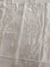 Tenda bianca con decoro floreale avorio