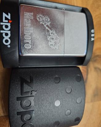 Zippo Marlboro originale 2004 mai acceso