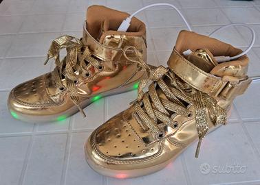 Sneakers dorate con luci a led colorate unisex