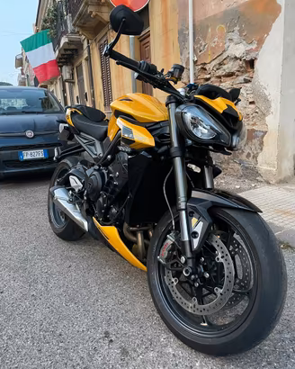 Triumph Street Triple RS 765 Gialla
