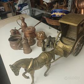 vari oggetti ottone rame rosse 