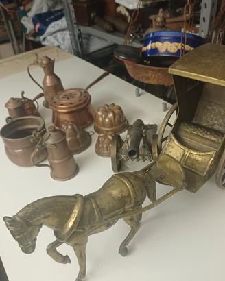 vari oggetti ottone rame rosse 