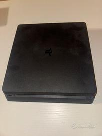 PS4 con giochi e 3 controller