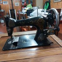 Macchina da cucire antica