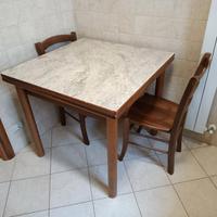 Tavolo con quattro sedie