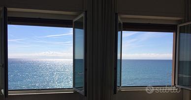 Liguria - appartamento SUL MARE con POSTO AUTO