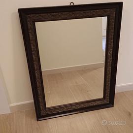 Specchio con cornice in legno