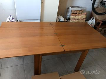 Tavolo allungabile in legno con sedie