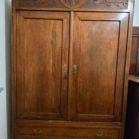 Armadio antico con intagli floreali