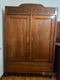 Armadio antico con intagli floreali