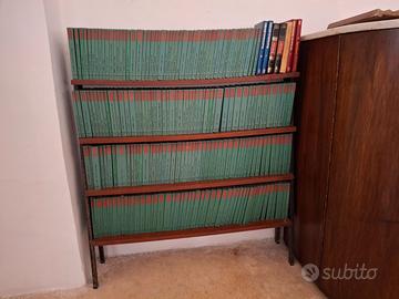Libreria con 200 volumi