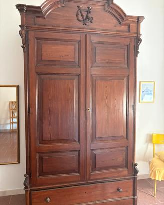 Armadio della metà del XIX secolo in legno massell