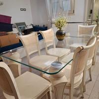 Tavolo in cristall con sei sedie in legno perfetto
